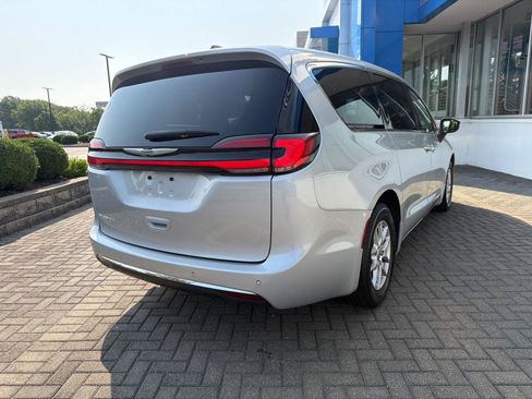 Used 2023 Chrysler Pacifica Touring-L FWD image 5