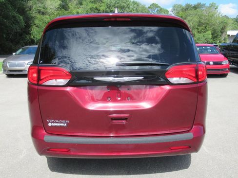 Certified 2022 Chrysler Voyager LX FWD image 6