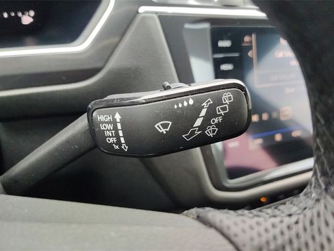 Used 2022 Volkswagen Tiguan SE R-Line image 16