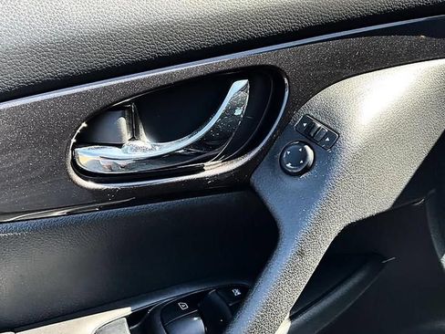 Used 2019 Nissan Rogue S w/ Special Edition Package FWD image 12