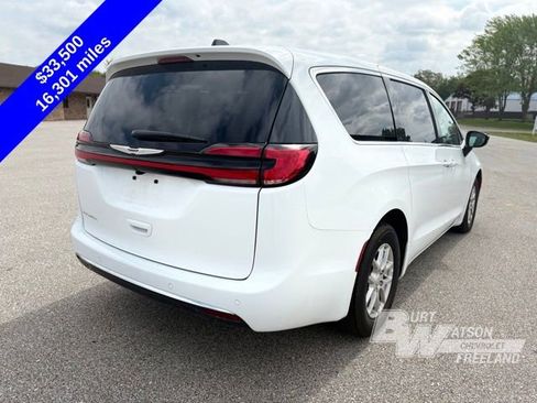 Used 2026 Chrysler Pacifica Select FWD image 6