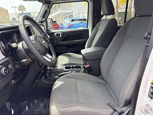 Used 2025 Jeep Wrangler Unlimited Sahara AWD/4WD image 16