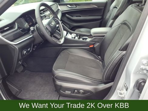 Used 2025 Jeep Grand Cherokee 4WD image 9