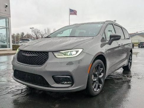 Used 2021 Chrysler Pacifica Limited w/ Uconnect Theater Family Group image 11