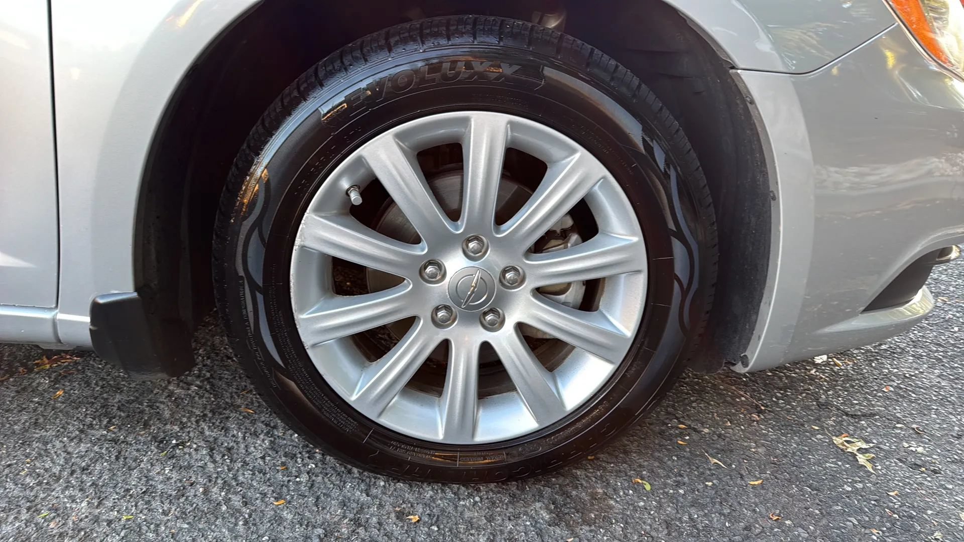 Used 2012 Chrysler 200 Touring FWD image 12
