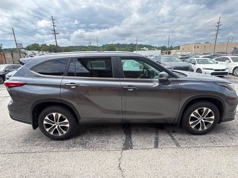 Used 2023 Toyota Highlander XLE AWD/4WD image 9