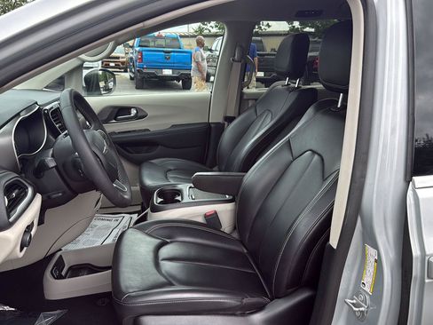 Used 2023 Chrysler Pacifica Touring-L FWD image 13