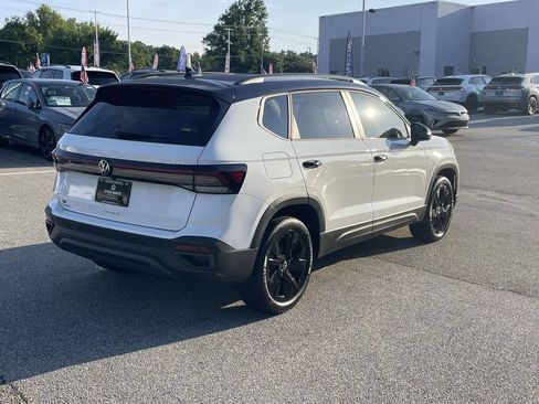 New 2026 Volkswagen Taos SE FWD image 8