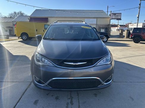 Used 2020 Chrysler Pacifica Touring-L image 12