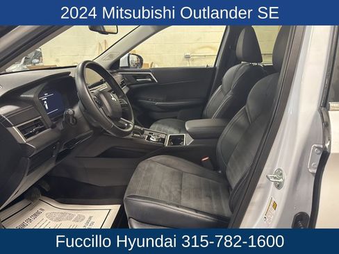 Used 2024 Mitsubishi Outlander SE image 13