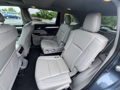 Used 2019 Toyota Highlander XLE AWD/4WD image 18