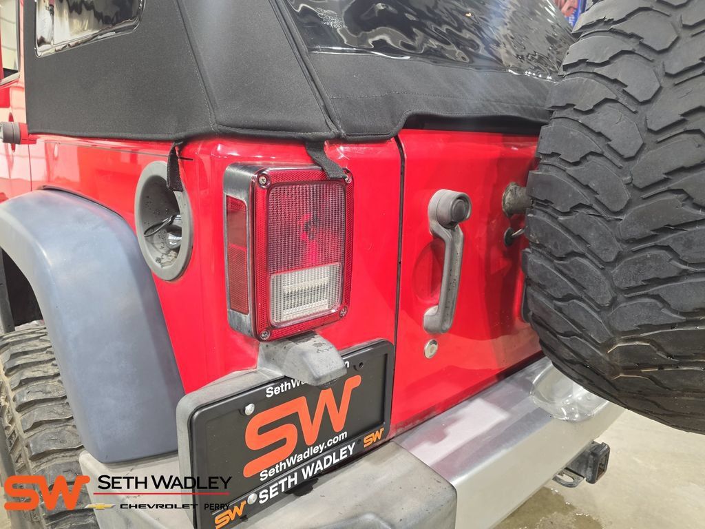 Used 2015 Jeep Wrangler Unlimited Sahara w/ Connectivity Group AWD/4WD image 33