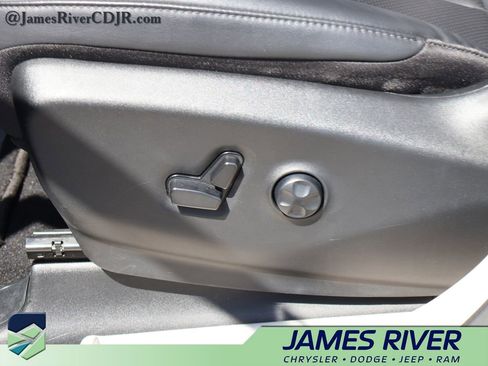 Used 2024 Chrysler Pacifica Touring-L image 23