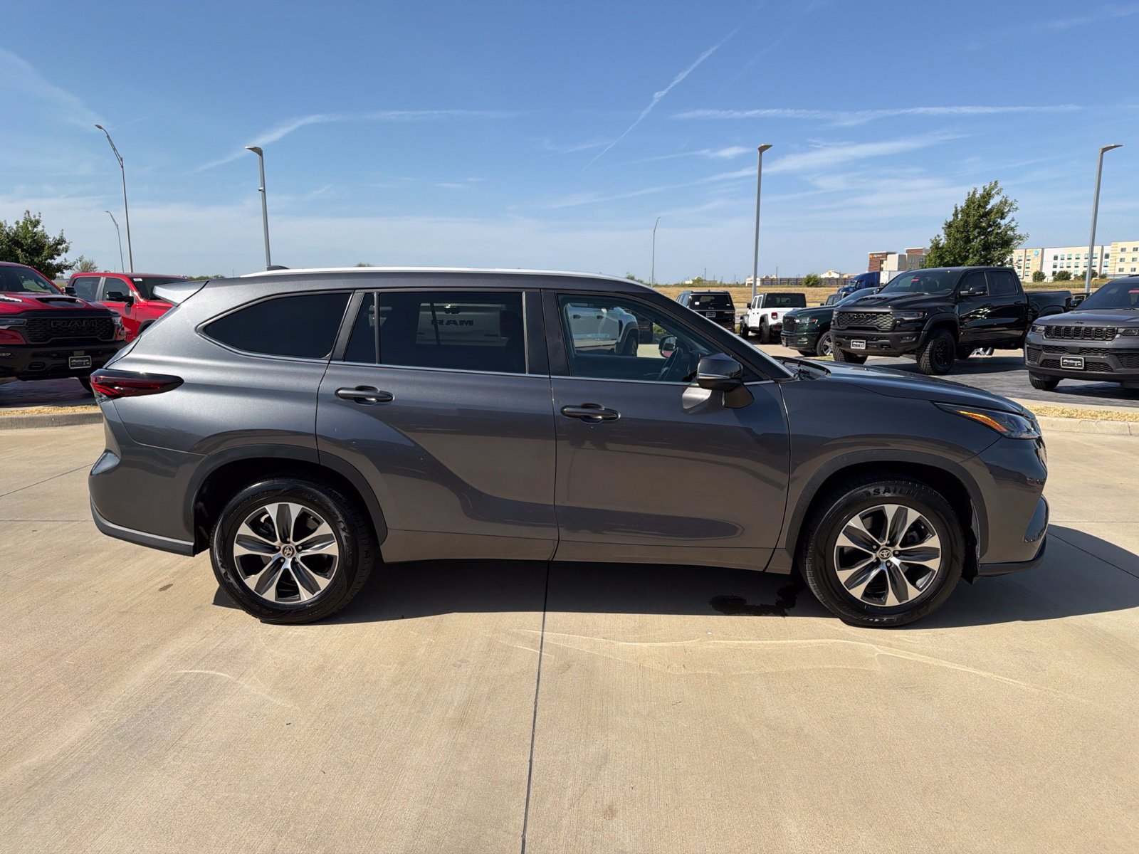 Used 2024 Toyota Highlander XLE FWD image 6