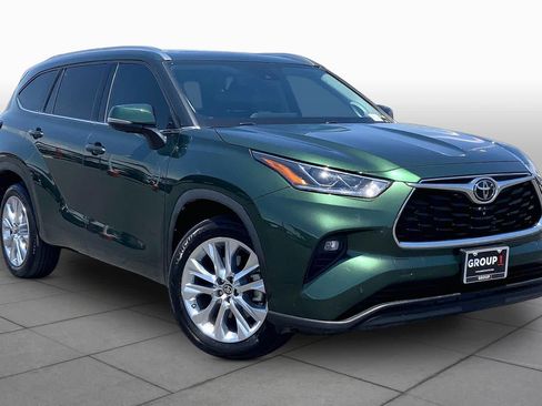 Used 2023 Toyota Highlander Limited FWD image 3
