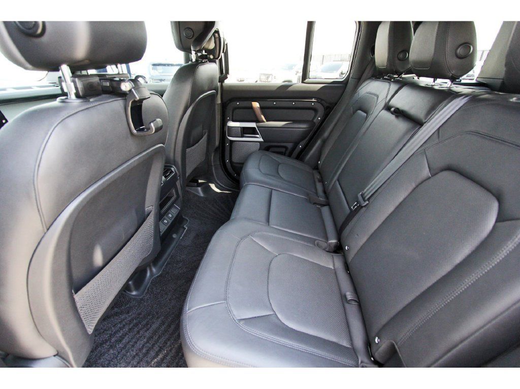 Used 2024 Land Rover Defender 110 SE AWD/4WD image 7