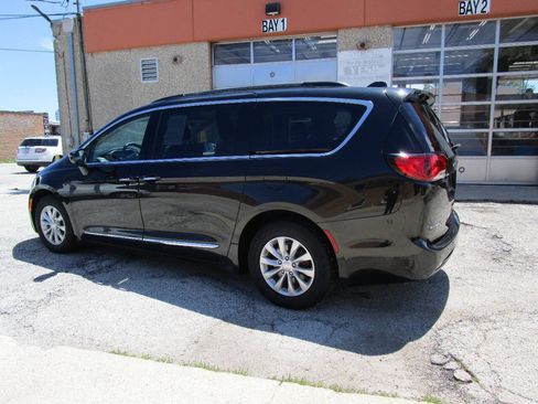 Used 2017 Chrysler Pacifica Touring-L FWD image 5