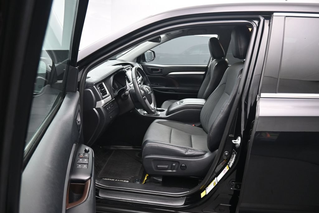 Used 2019 Toyota Highlander Plus AWD/4WD image 11