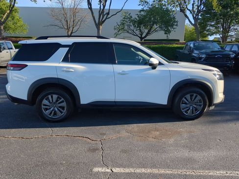 Used 2025 Nissan Pathfinder SV FWD image 11