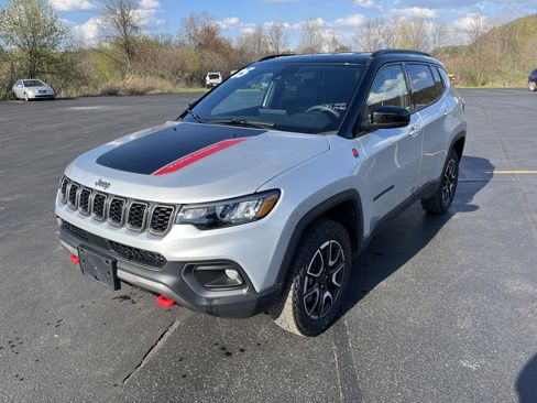 Used 2025 Jeep Compass Trailhawk AWD/4WD image 1