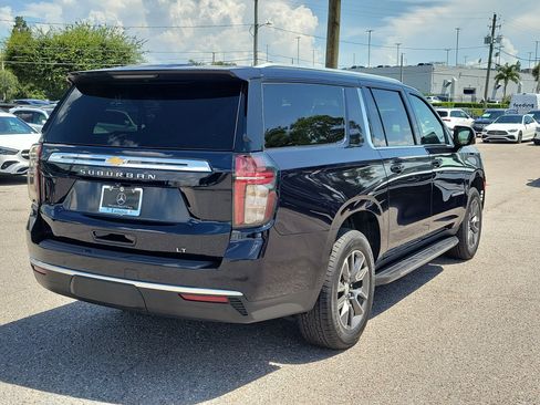 Used 2022 Chevrolet Suburban LT w/ LT Signature Plus Package RWD image 3