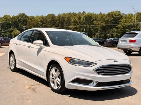 Used 2018 Ford Fusion SE w/ Equipment Group 602A FWD image 4