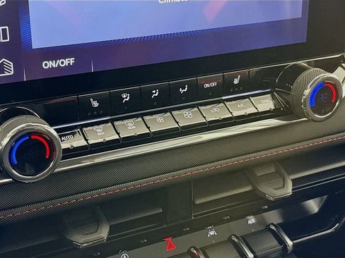 Used 2025 Chevrolet Colorado Z71 w/ Technology Package image 18