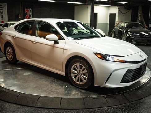 Used 2025 Toyota Camry LE image 5