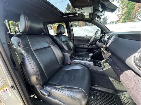 Used 2018 Toyota Tacoma TRD Sport AWD/4WD image 4