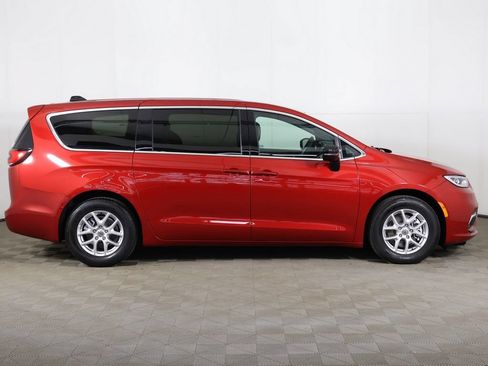 Used 2025 Chrysler Pacifica Select FWD image 19