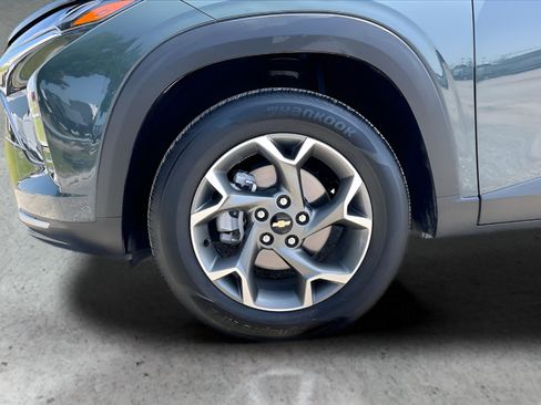 Used 2025 Chevrolet Trax LT FWD image 34