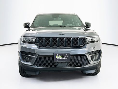 Used 2023 Jeep Grand Cherokee Altitude image 2