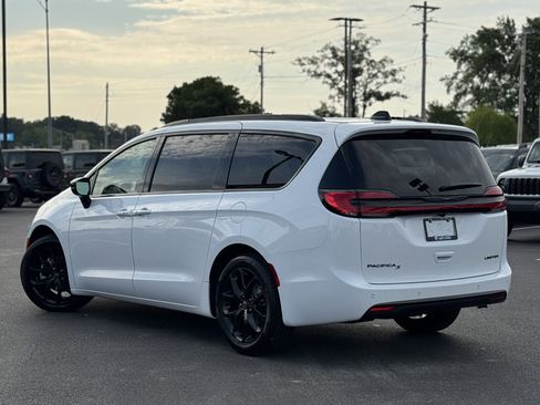 New 2026 Chrysler Pacifica Select image 8