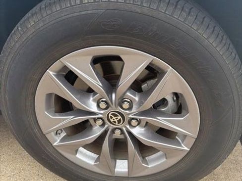 Used 2024 Toyota Sienna LE w/ LE Plus Package image 7