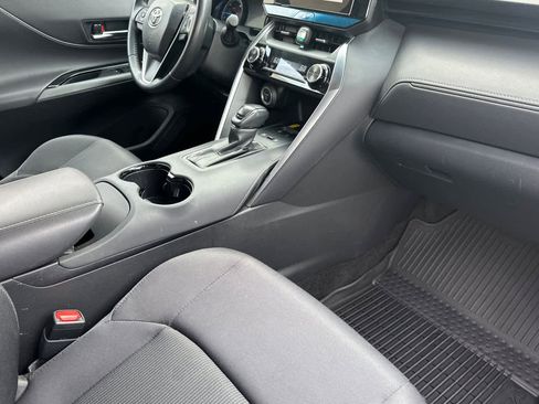 Used 2024 Toyota Venza LE image 17