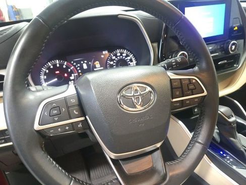Used 2023 Toyota Highlander XLE image 13