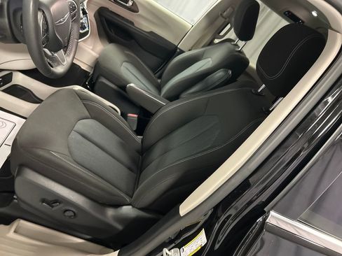 Used 2024 Chrysler Voyager LX image 12