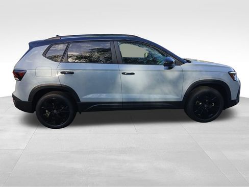 New 2026 Volkswagen Taos SE FWD image 6