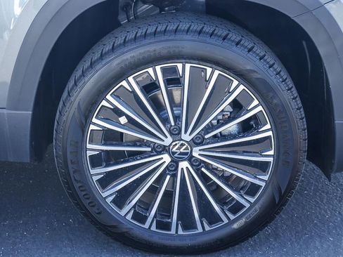 New 2025 Volkswagen Taos SE image 18