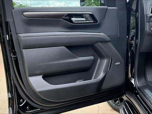 New 2026 Chevrolet Suburban Premier w/ Sun And Tow Package AWD/4WD image 19