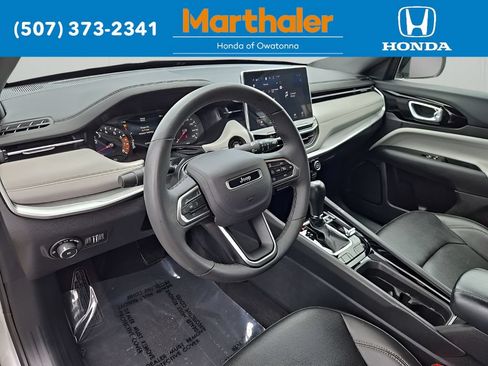 Used 2025 Jeep Compass Limited AWD/4WD image 11