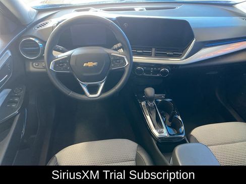 Used 2025 Chevrolet Trax LT w/ LT Convenience Package image 5