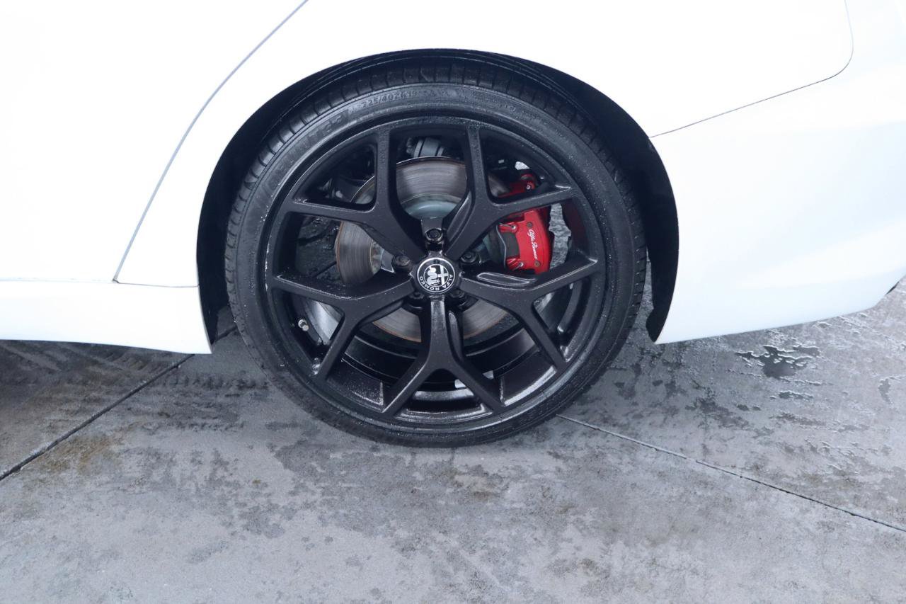 Used 2019 Alfa Romeo Giulia w/ Quick Order Package 22K Sport RWD image 11