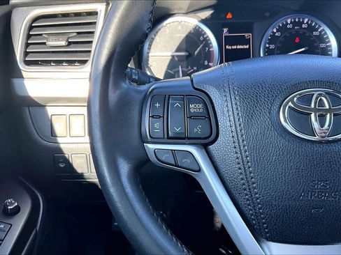 Used 2019 Toyota Highlander XLE image 23