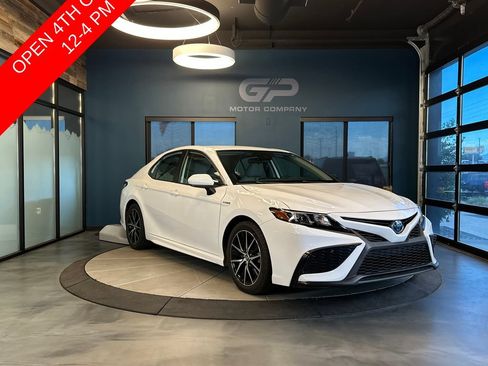 Used 2021 Toyota Camry SE FWD image 1