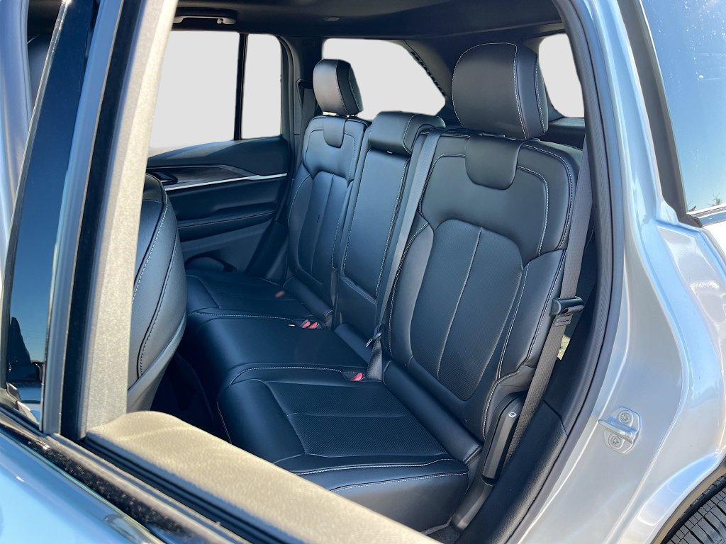 New 2026 Jeep Grand Cherokee Limited w/ Luxury Tech Group II RWD image 21