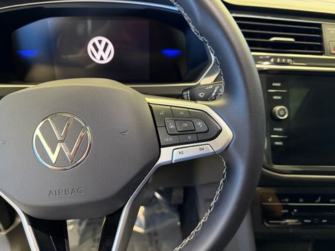 Used 2024 Volkswagen Tiguan SE w/ Panoramic Sunroof Package FWD image 16