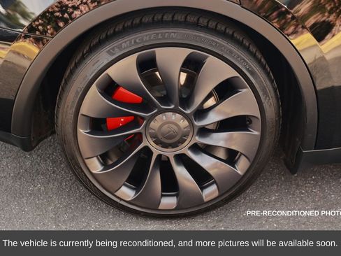 Used 2024 Tesla Model Y Performance image 9