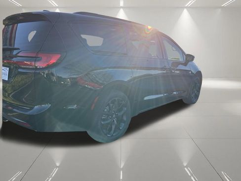 New 2026 Chrysler Pacifica Limited w/ S Appearance Package image 9