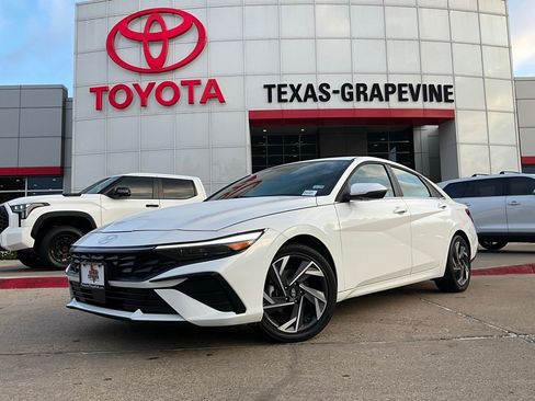 Used 2025 Hyundai Elantra Limited image 2